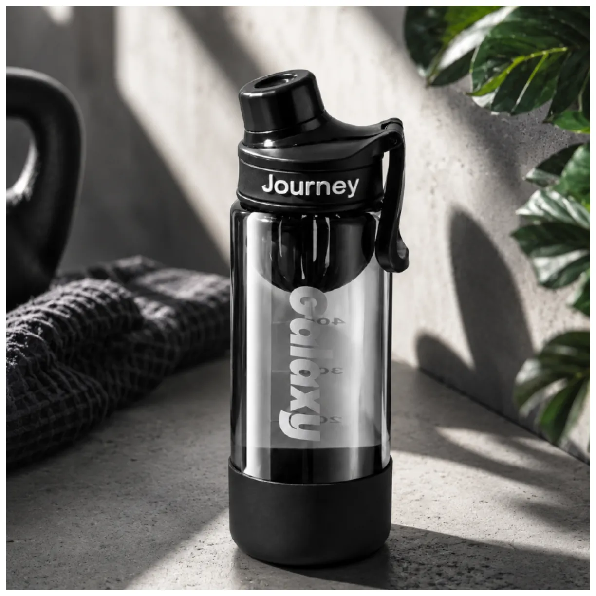 Czarny bidon sportowy 800ml z uchwytem i miarką, wolny od BPA - obrazek 3