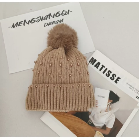 Czapka zimowa dzianinowa z pomponem i perełkami jasny brąz CZ35WZ3