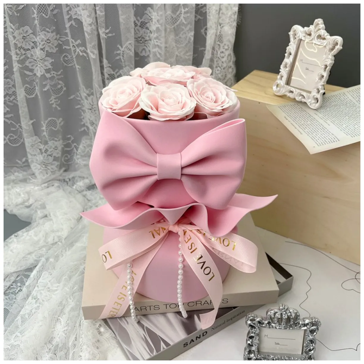 Flower box, bukiet zapachowych kwiatów mydlanych w pudełku 8szt. LED BUK24R - obrazek 3