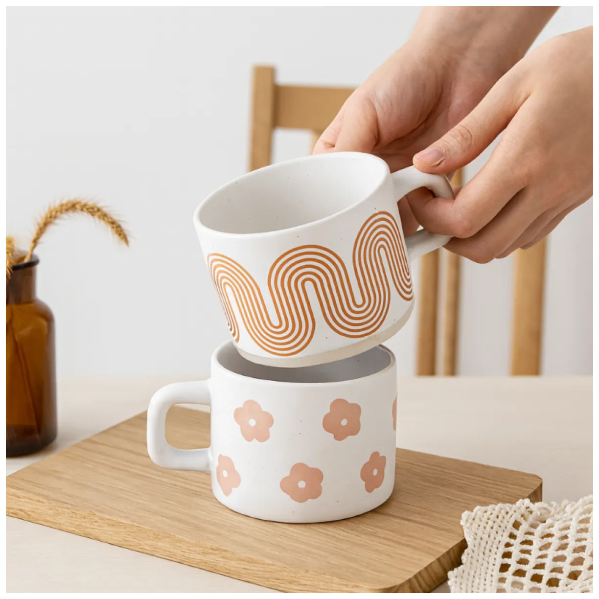 Stylowy biały kubek ceramiczny z brązowym kwiatowym wzorem retro 250 ml - obrazek 2