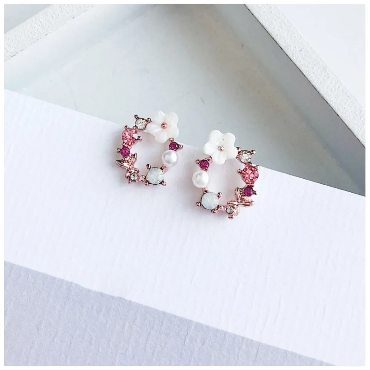 Kolczyki delikatne wianuszki kwiatki kryształki 1,2x1,4cm - obrazek 5