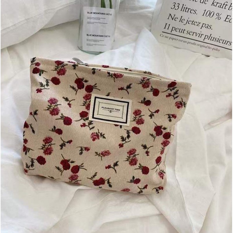 Kosmetyczka jednokomorowa beżowa w czerwone kwiatuszki 25 x 5 x18 cm KS117 - obrazek 4