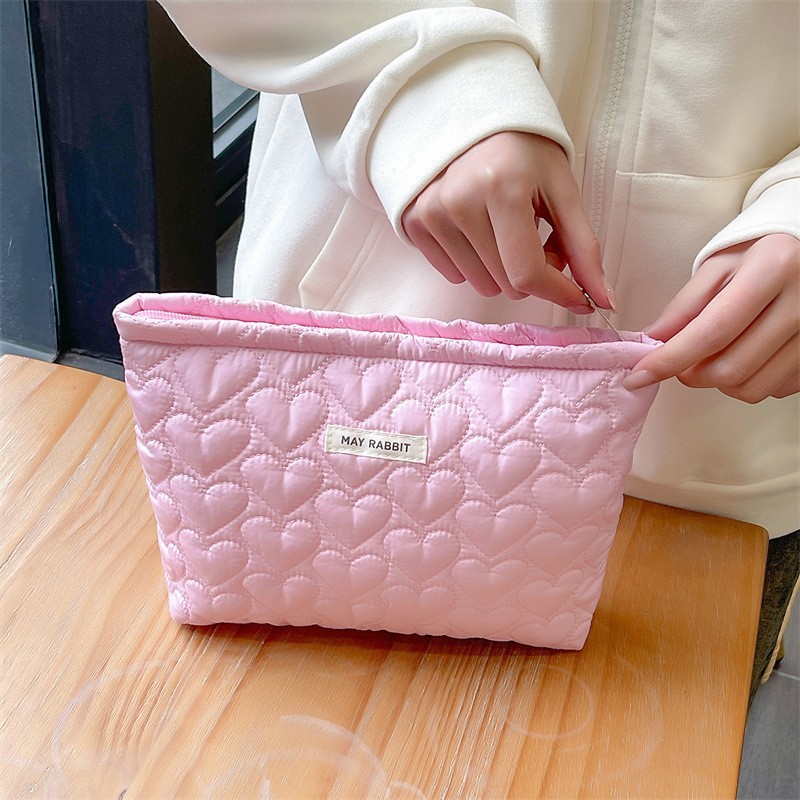 Kosmetyczka jednokomorowa pikowana serca 25 x 5 x18 cm KS120R - obrazek 3