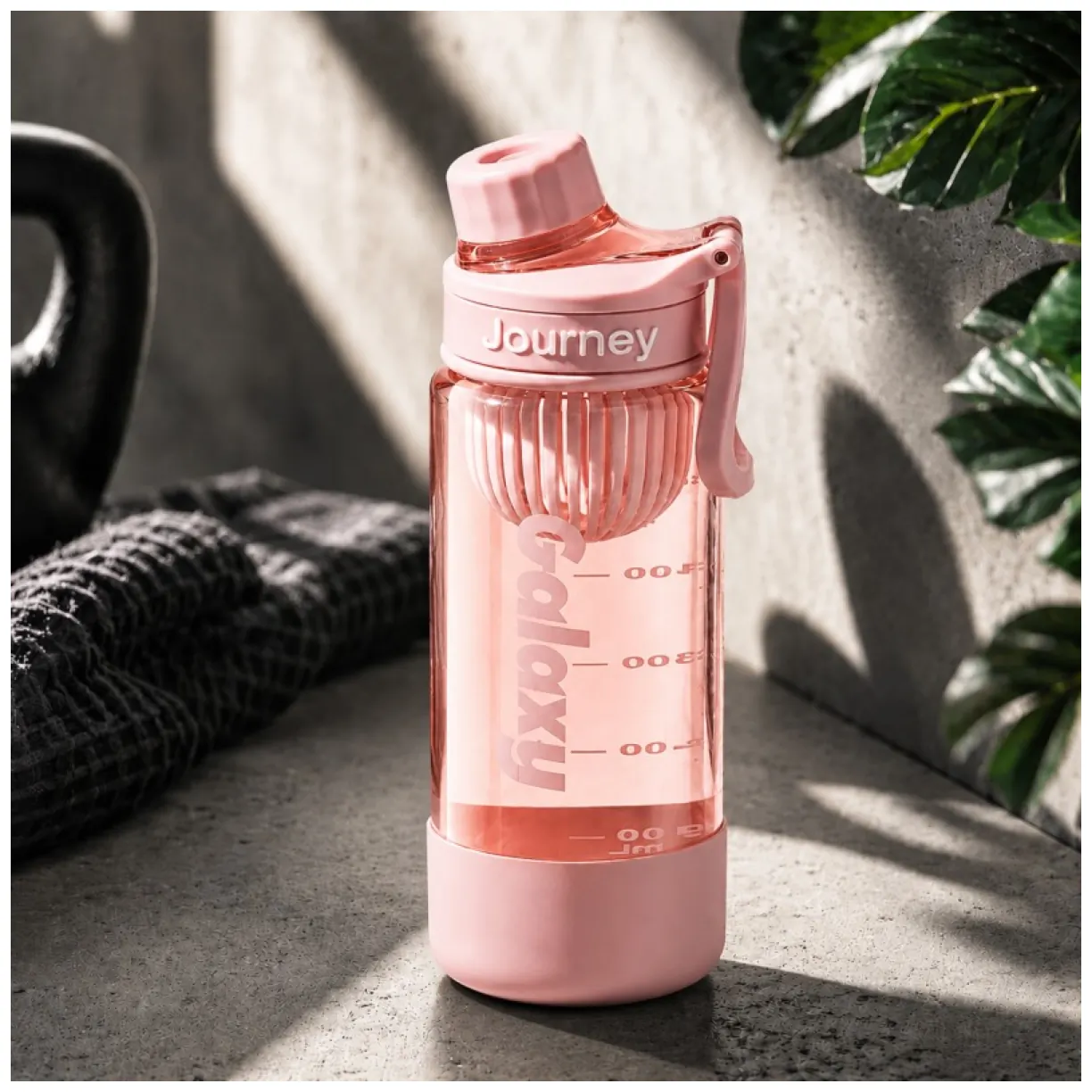 Sportowy bidon z uchwytem i miarką, butelka na wodę różowa 800 ml - obrazek 3