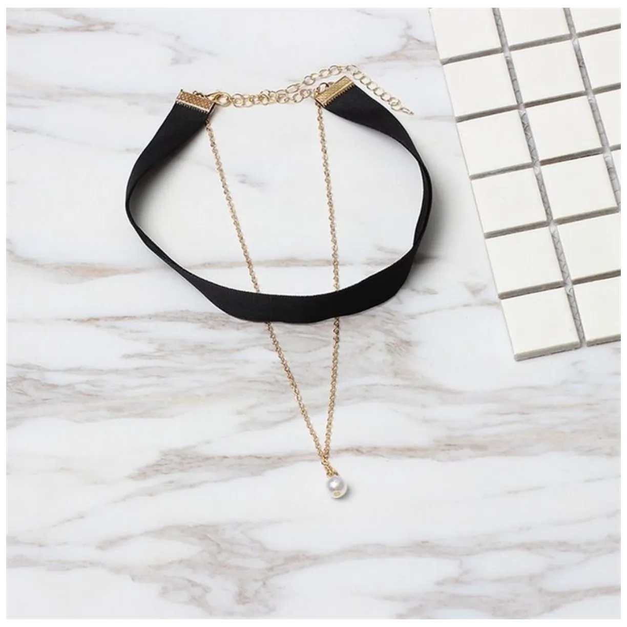 NASZYJNIK CHOKER TASIEMKA Z PEREŁKĄ CZARNY