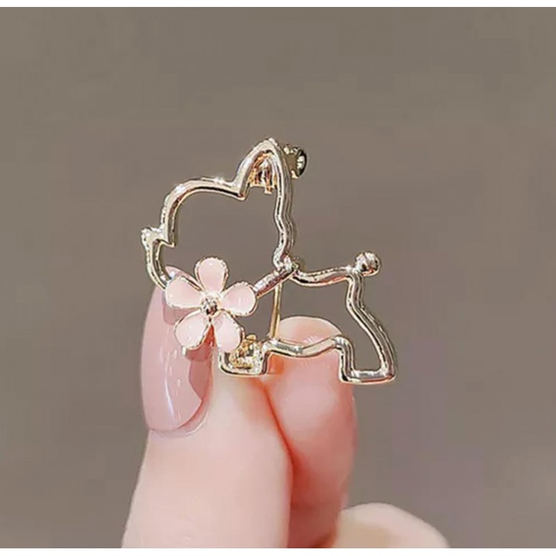 Broszka ozdobna emaliowana - piesek z kwiatkiem BZ210 - obrazek 2