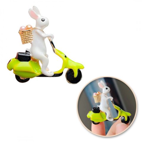 Broszka ozdobna króliczek z jajeczkami na skuterze BZ193
