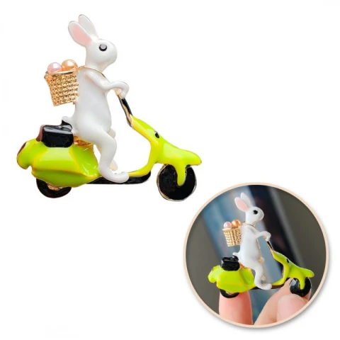 Broszka ozdobna króliczek z jajeczkami na skuterze BZ193