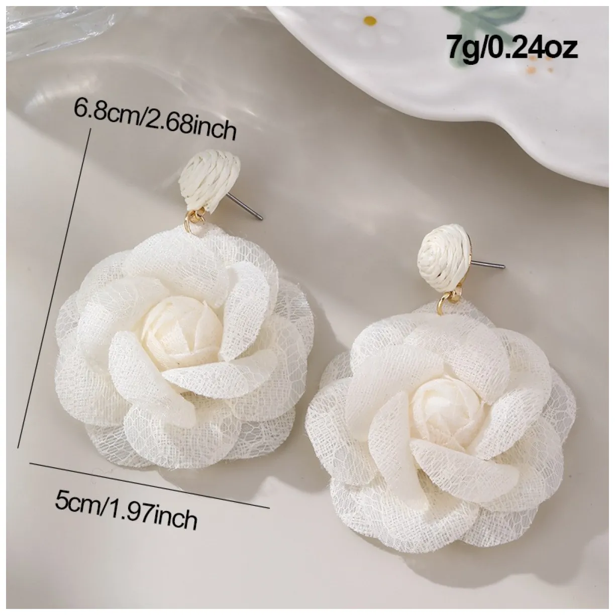 Efektowne kolczyki wiszące z tiulową różą koronką, kremowe, sztyft, 6,5 cm - obrazek 4