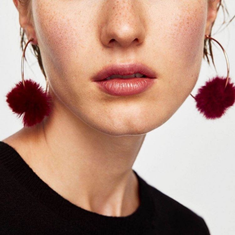 KOLCZYKI KOŁA POMPON CZERWIEŃ WINNA K632W - obrazek 6