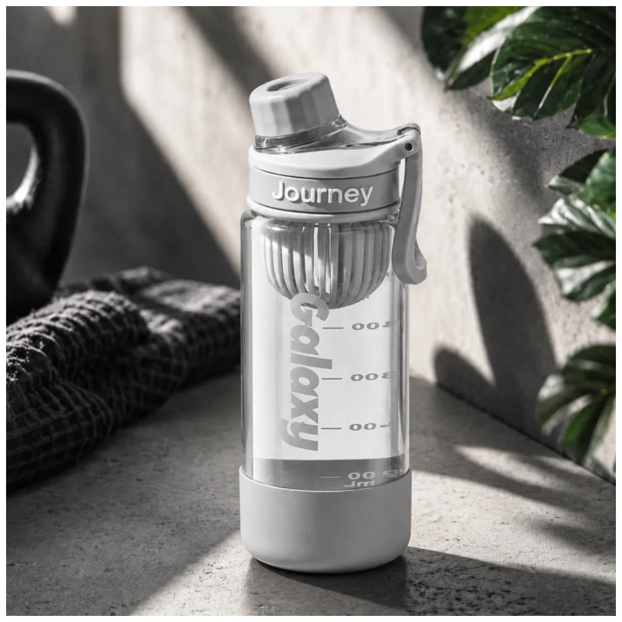 Sportowy bidon na wodę z uchwytem i miarką 800 ml, szary galaxy - obrazek 3