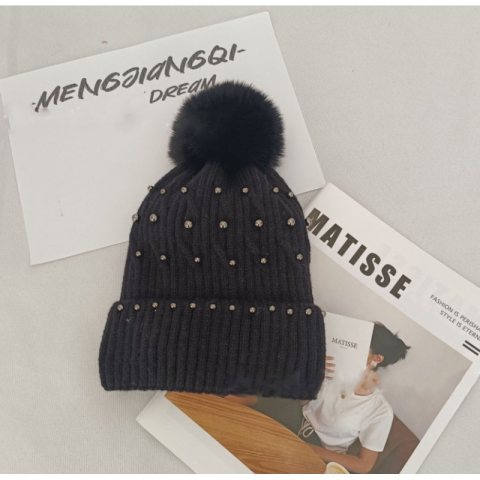 Czapka zimowa dzianinowa z pomponem i perełkami czarna CZ35WZ4