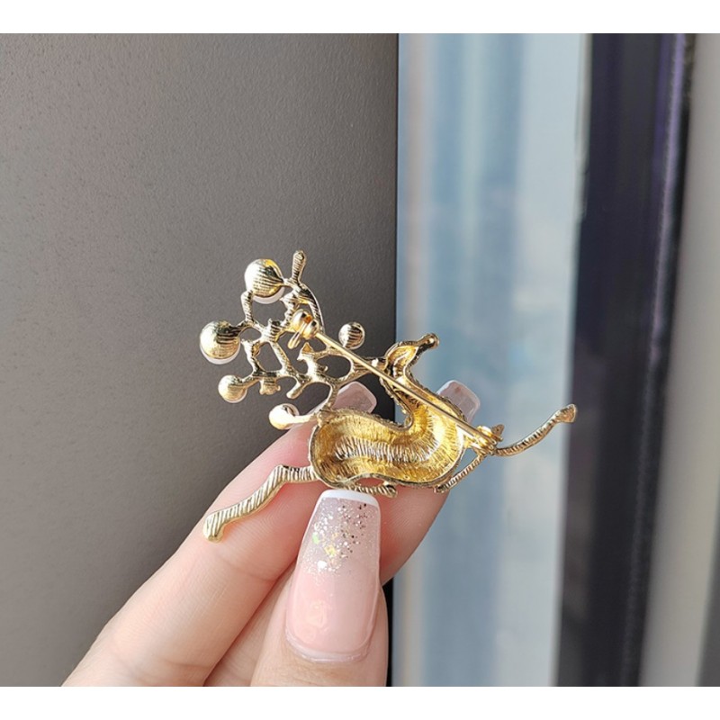 Broszka ozdobna kryształki BIAŁY JELONEK BZ178 - obrazek 2