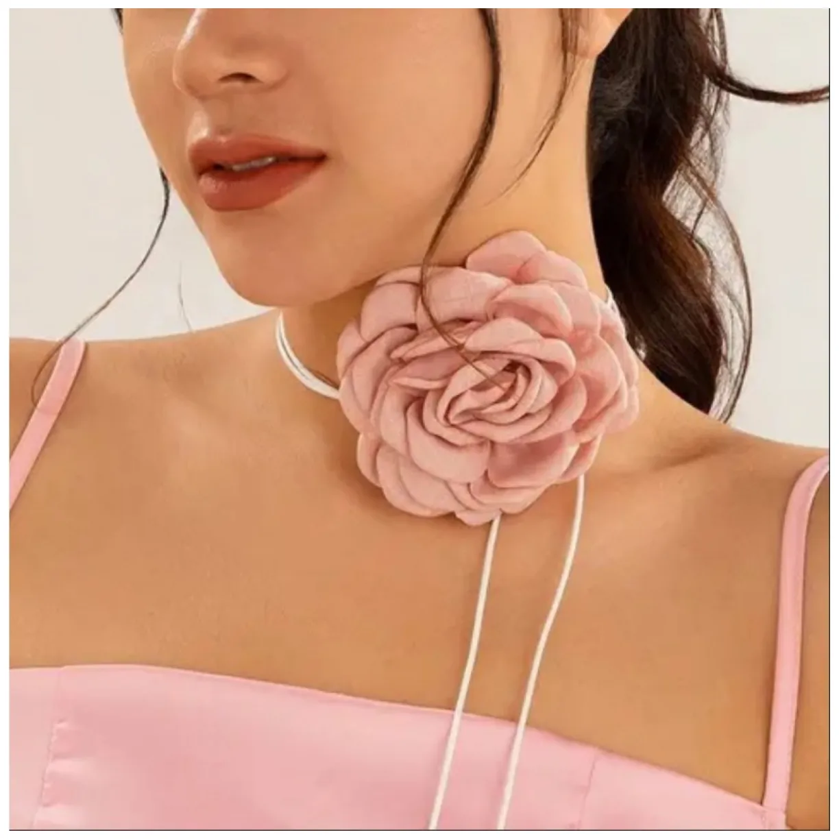 Naszyjnik choker XL ozdobny kwiat na szyję róża na rzemyku elegancka pudrowa N761R - obrazek 4