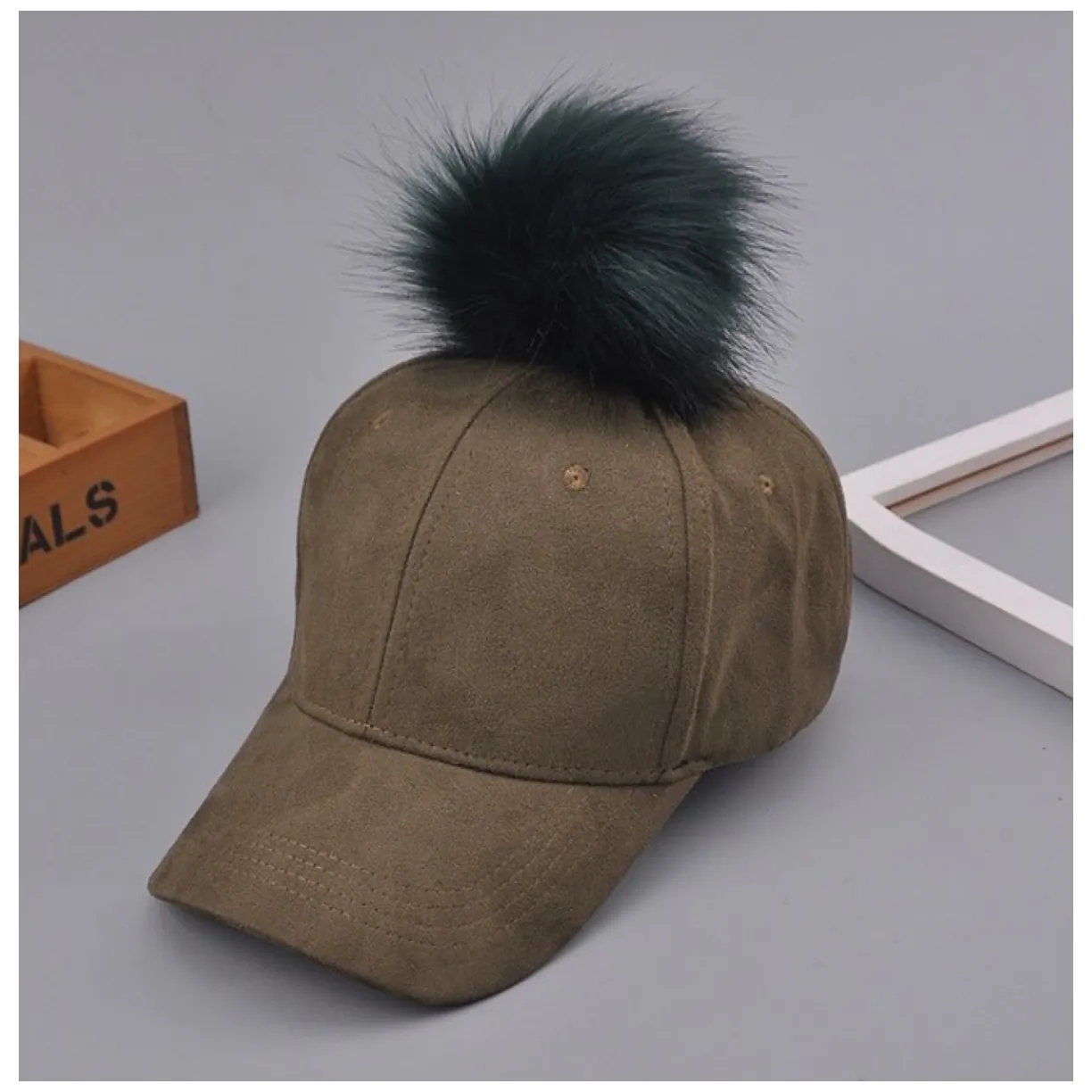 Czapka z daszkiem velvet z pomponem Military - obrazek 2