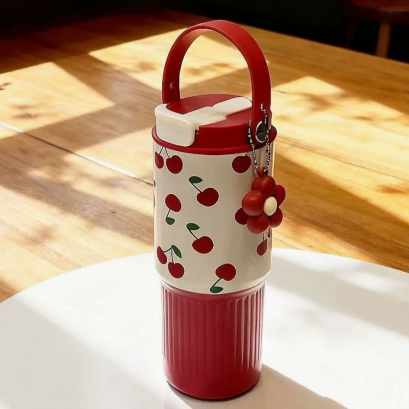 Kubek termiczny z uchwytem i ustnikiem, czerwony w wisienki 750ml BD57 - obrazek 3