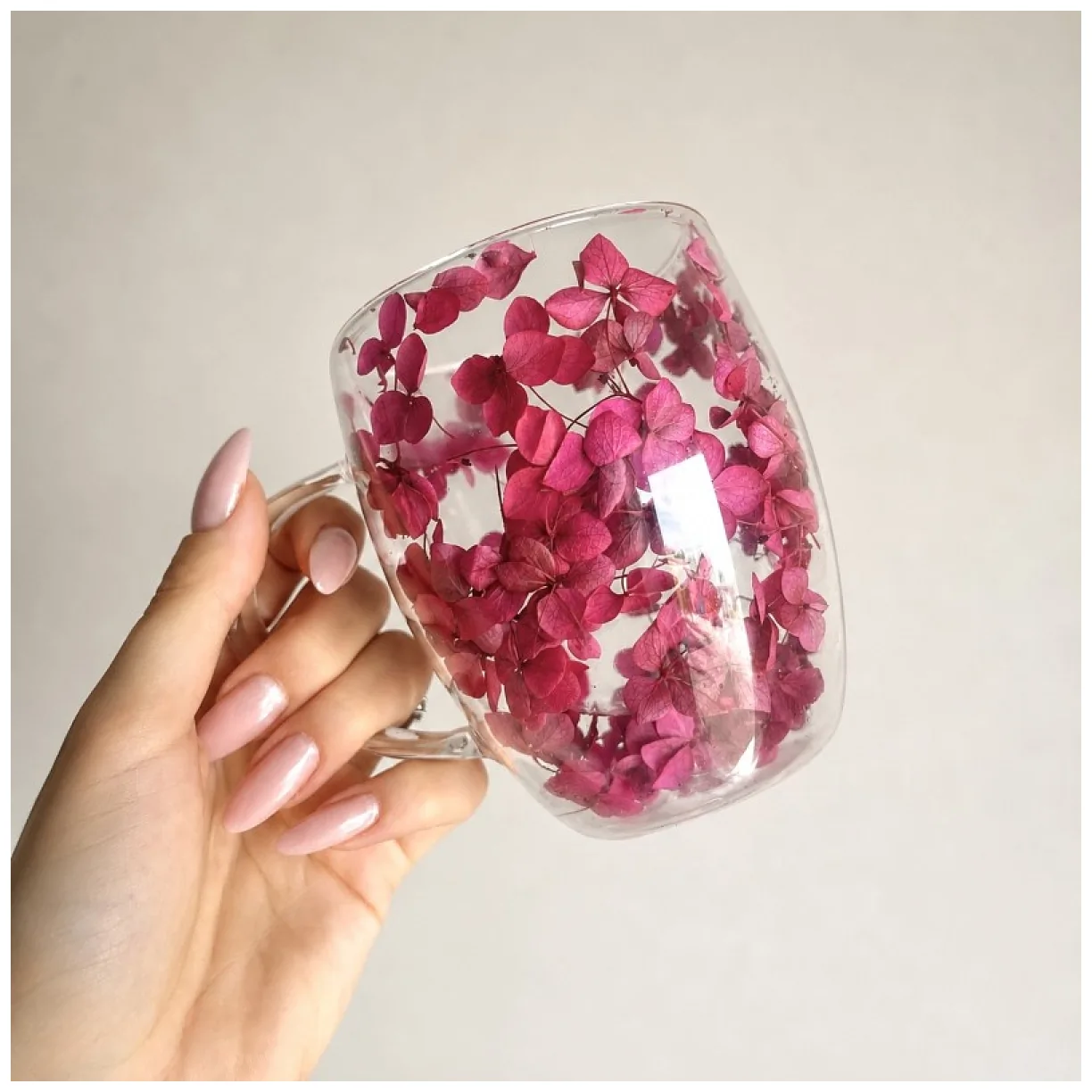 Szklanka termiczna z kwiatami w środku 300ml 1szt, pełna hortensji, burgund bordo - obrazek 2