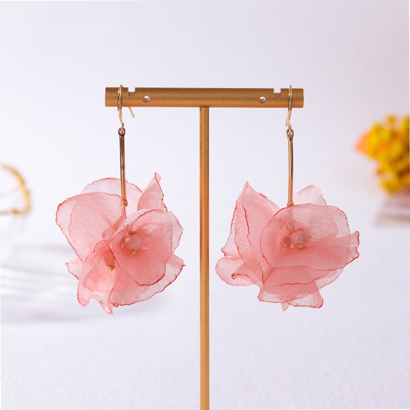 Kolczyki wiszące, efektowne tiulowe z koralikami pudrowy róż K1702 - obrazek 2