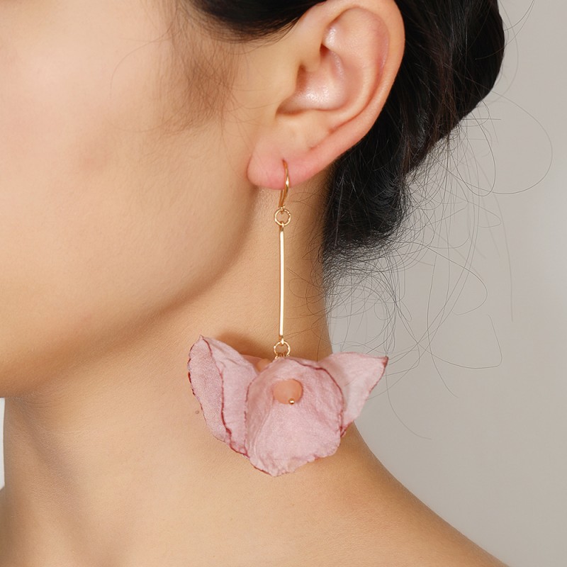 Kolczyki wiszące, efektowne tiulowe z koralikami pudrowy róż K1702 - obrazek 3