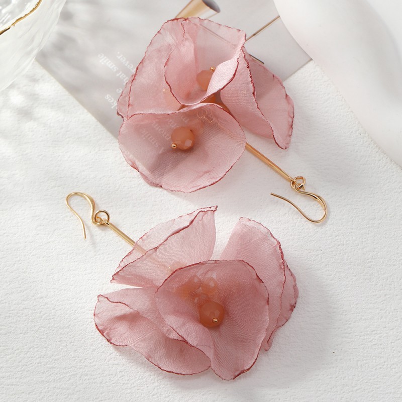 Kolczyki wiszące, efektowne tiulowe z koralikami pudrowy róż K1702 - obrazek 4