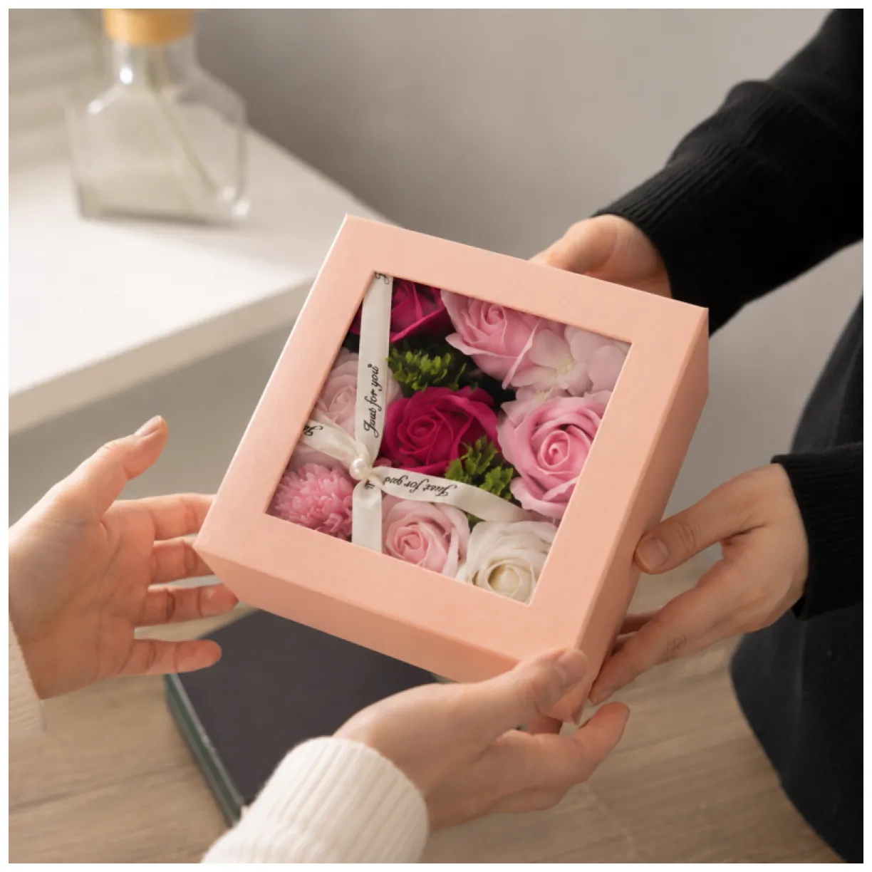 Bukiet zapachowych kwiatów mydlanych w ozdobnym pudełku, flower box - obrazek 2