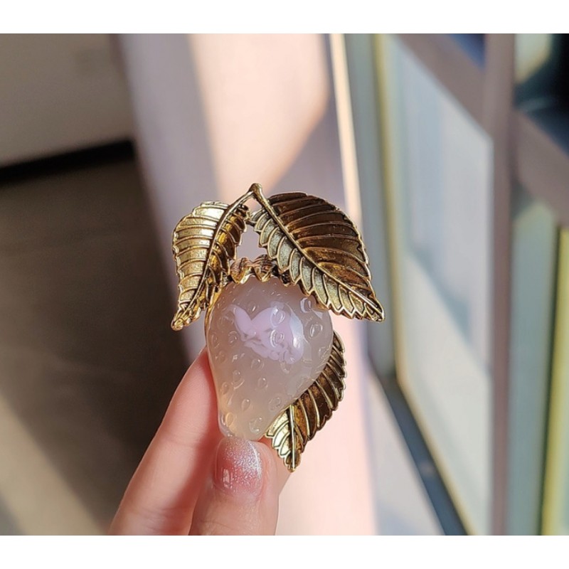 Broszka ozdobna TRUSKAWKA ZŁOTE LIŚCIE BZ172 - obrazek 2