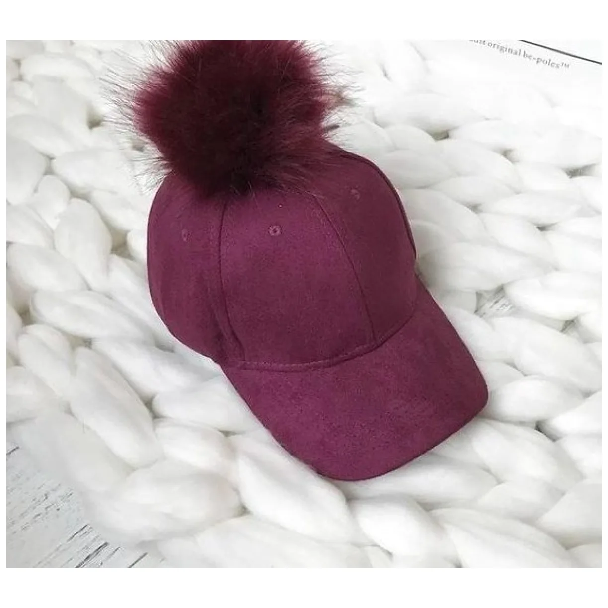 Czapka z daszkiem velvet z pomponem Bordo - obrazek 2