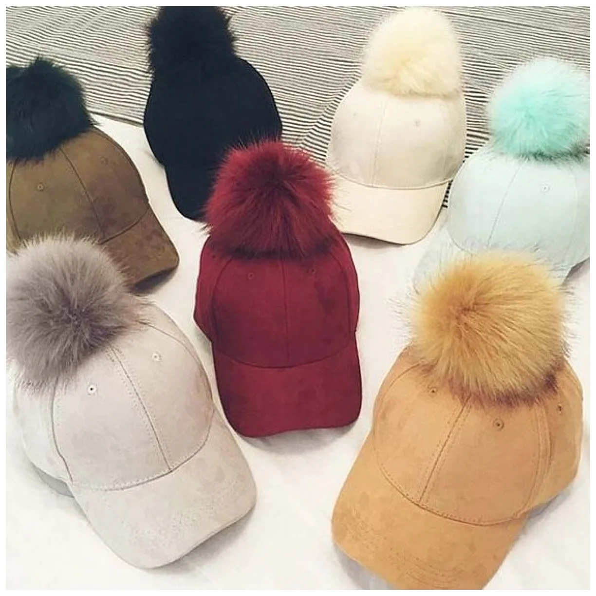 Czapka z daszkiem velvet z pomponem Bordo - obrazek 4