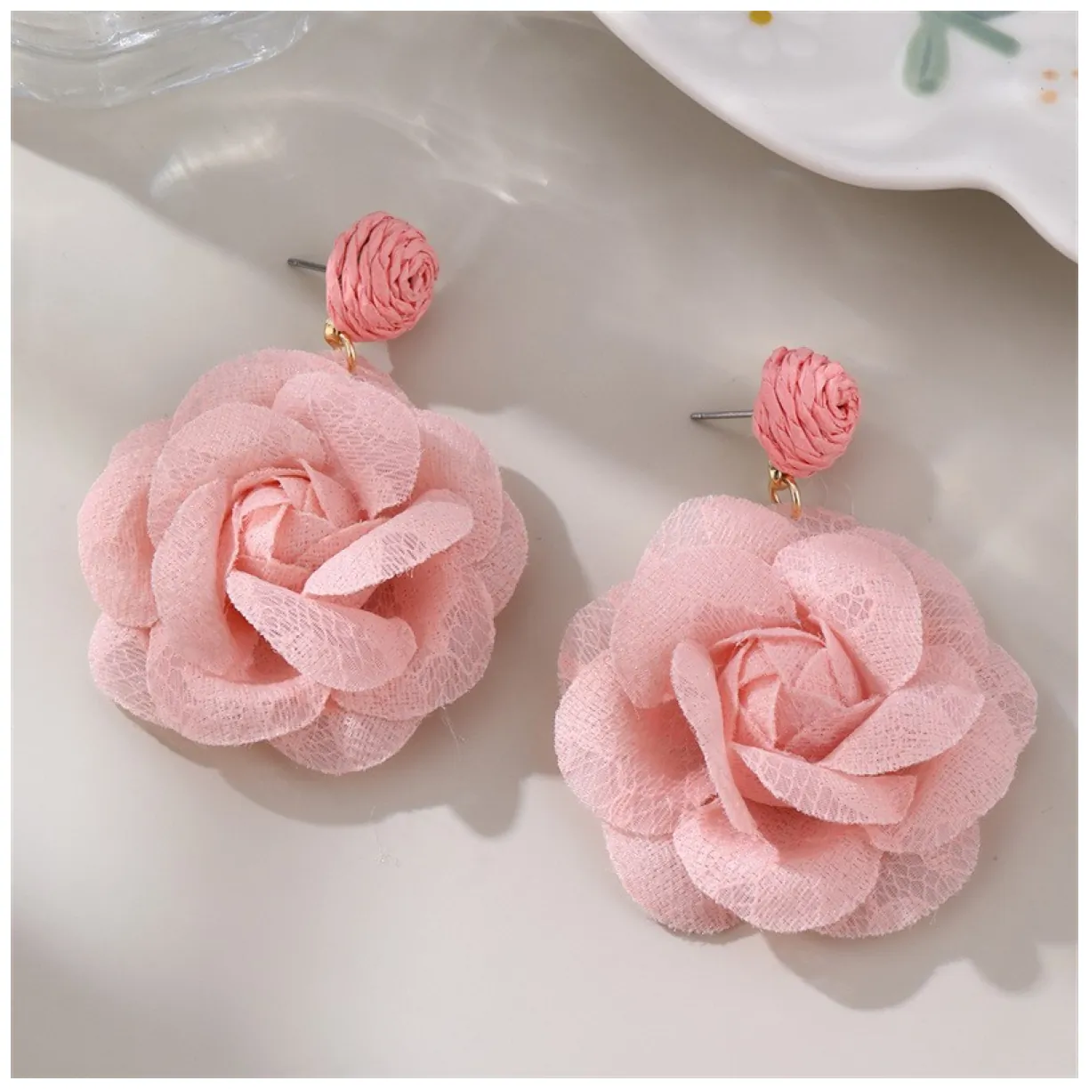 Eleganckie kolczyki wiszące, duży tiulowy kwiat róży, różowe, biżuteria antyalergiczna 6,5 cm - obrazek 2