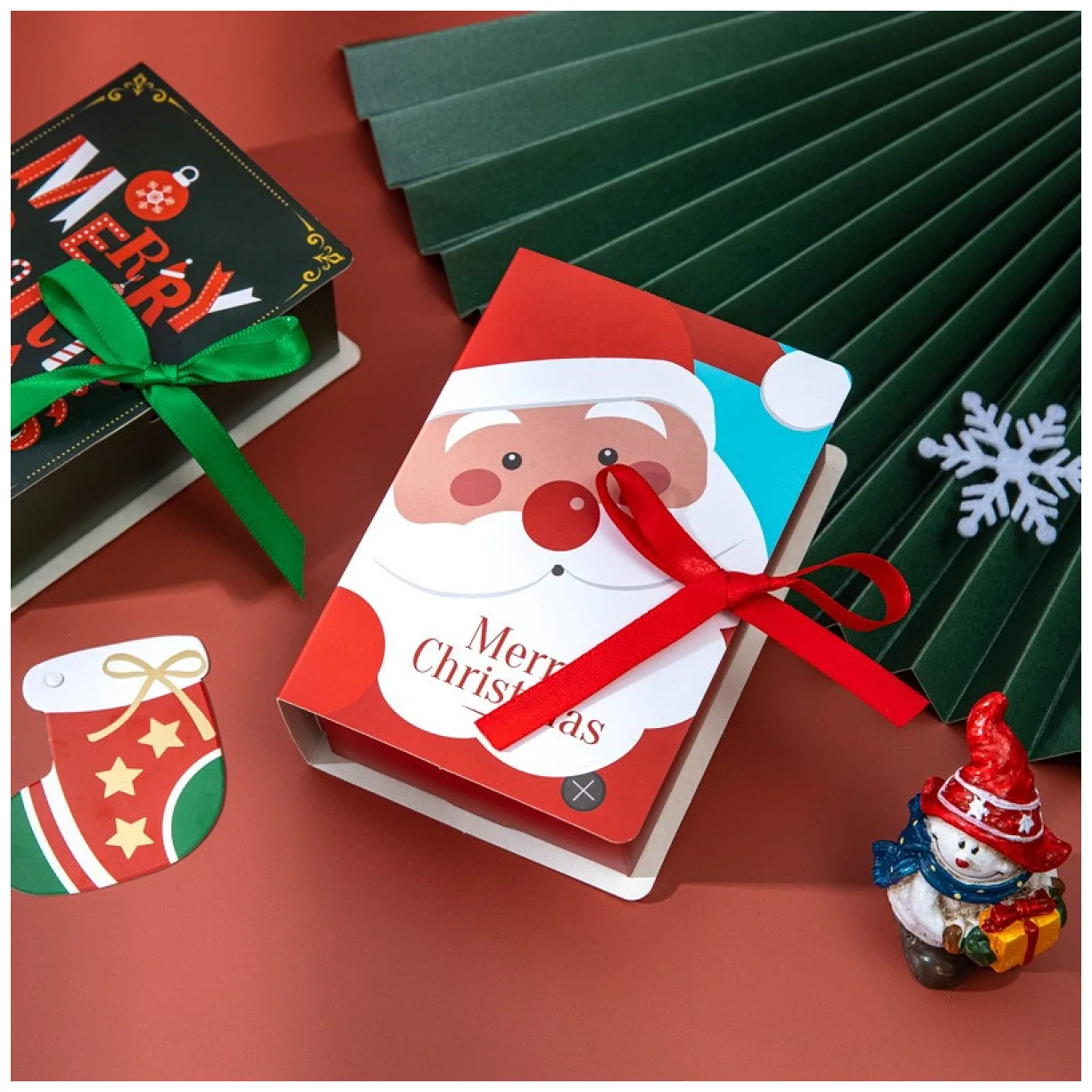 Pudełko PREZENTOWE ozdobne czerwone z Mikołajem, MERRY CHRISTMAS z kokardą 13x9x4,5 cm - obrazek 3